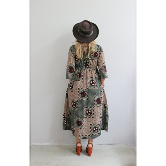 Black and Red Off-Shoulder Bishop Sleeve Midi Sundress - Picture 4 of 8